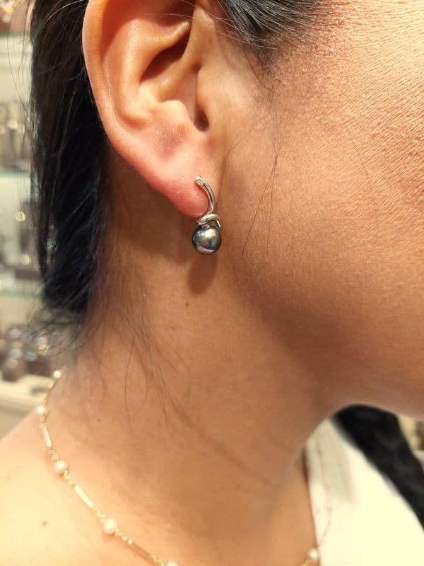 BOUCLES D'OREILLES PERLES NOIRES ET DIAMANTS — vue 2