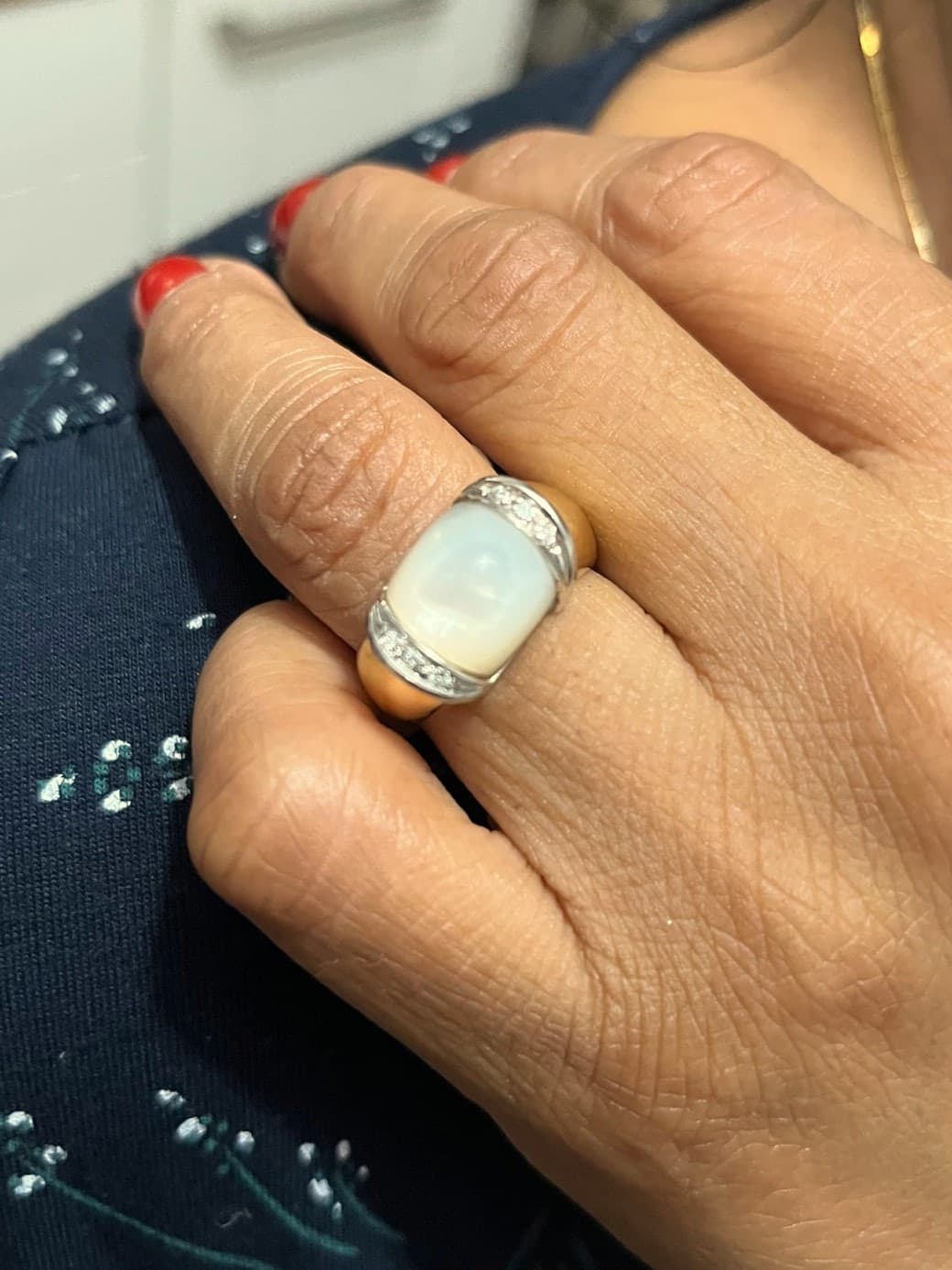 BAGUE MODERNE NACRE ET DIAMANTS — vue 2