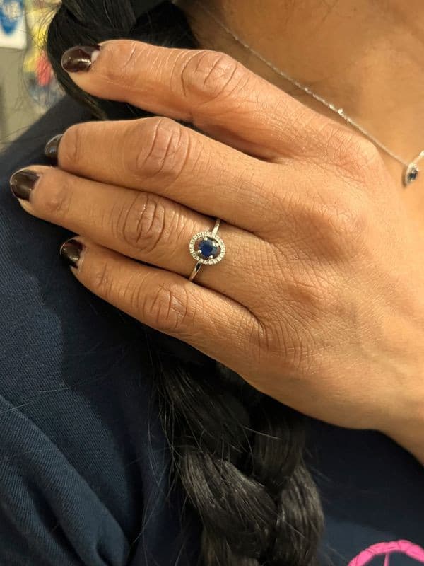 BAGUE MODERNE SAPHIR ET DIAMANTS — vue 2