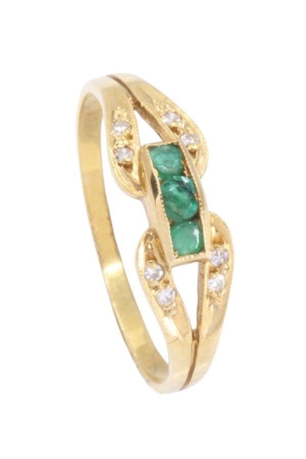BAGUE MODERNE ÉMERAUDES ET DIAMANTS — vue 5