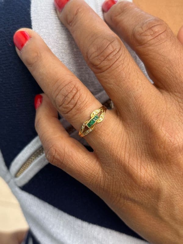 BAGUE MODERNE ÉMERAUDES ET DIAMANTS — vue 2