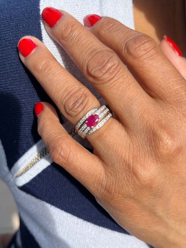 BAGUE MODERNE RUBIS ET DIAMANTS — vue 2