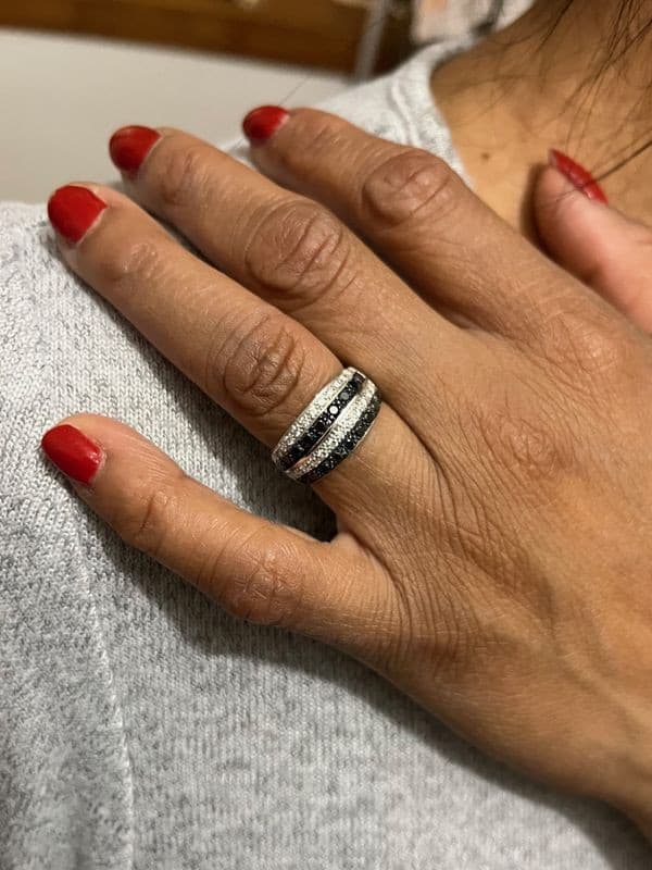 BAGUE MODERNE DIAMANTS NOIRS ET BLANCS — vue 2