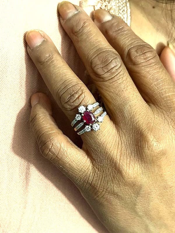 BAGUE POMPADOUR RUBIS ET DIAMANTS — vue 2