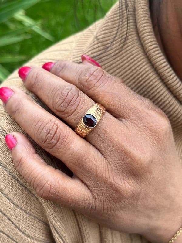 BAGUE MOTIFS DRAGONS GRENAT — vue 2