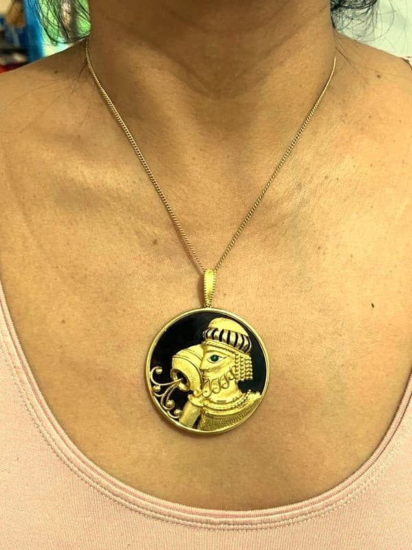 PENDENTIF  BABYLONIEN VERSANT DE L'EAU — vue 2