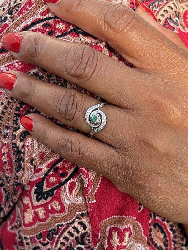 BAGUE TOURBILLON ÉMERAUDE ET DIAMANTS — vue 2