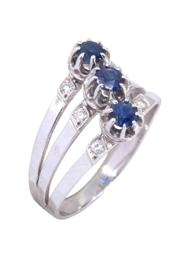 BAGUE MODERNE SAPHIRS ET DIAMANTS — vue 3