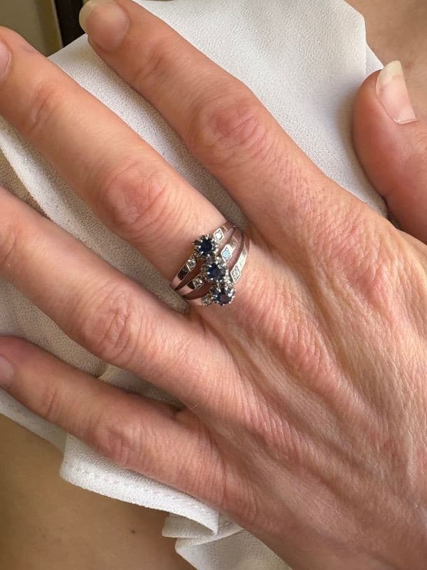 BAGUE MODERNE SAPHIRS ET DIAMANTS — vue 2