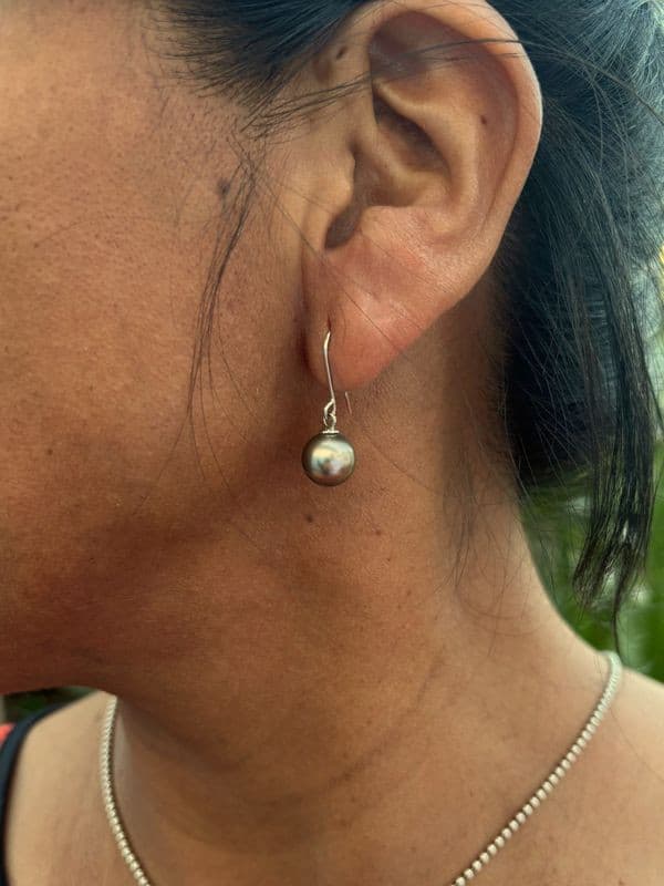 BOUCLES D'OREILLES PERLES NOIRES — vue 2