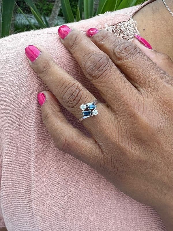 BAGUE MODERNE SAPHIRS ET DIAMANTS — vue 2