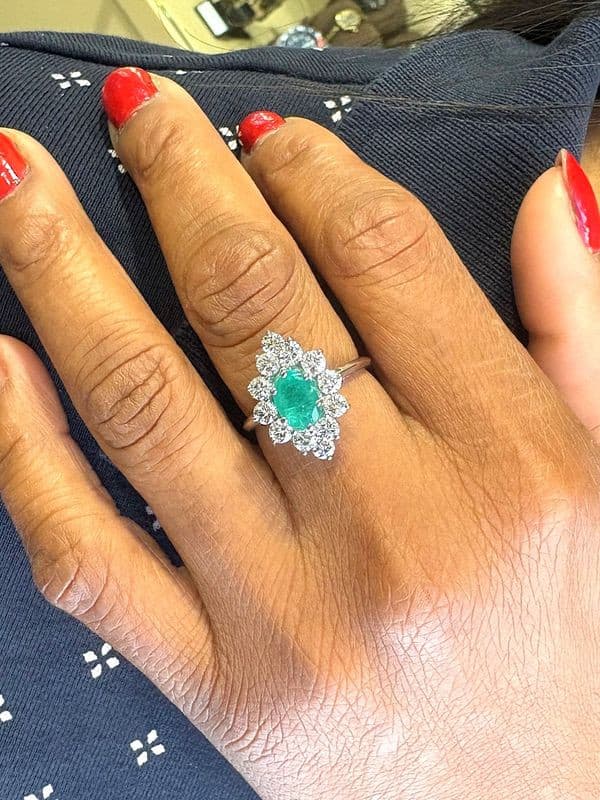 BAGUE MARQUISE ÉMERAUDE ET DIAMANTS — vue 2
