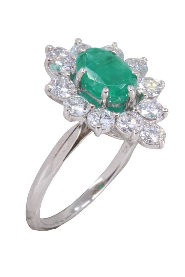 BAGUE MARQUISE ÉMERAUDE ET DIAMANTS — vue 3
