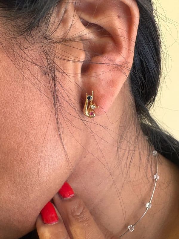 BOUCLES D'OREILLES SAPHIRS, RUBIS ET DIAMANTS — vue 2