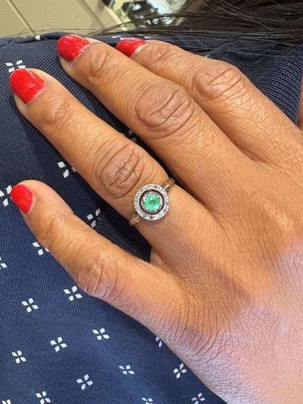BAGUE ÉMERAUDE ET DIAMANTS — vue 2