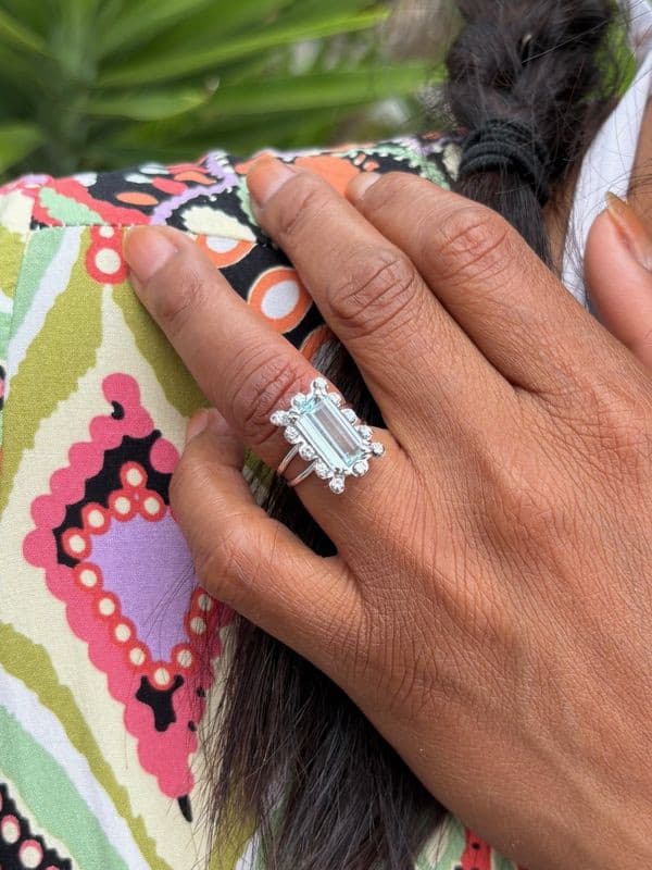 BAGUE MODERNE AIGUE-MARINE ET DIAMANTS — vue 2