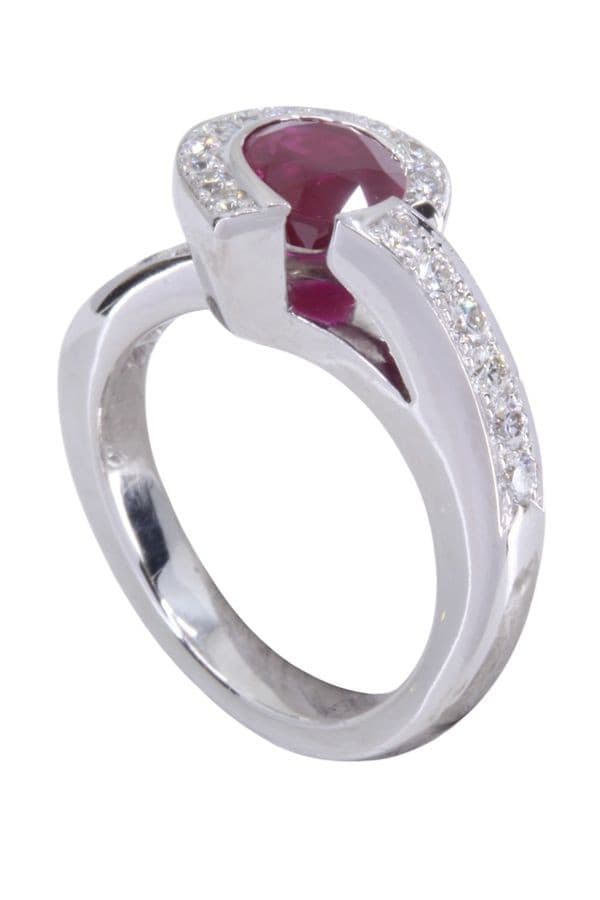 BAGUE MODERNE RUBIS ET DIAMANTS — vue 4