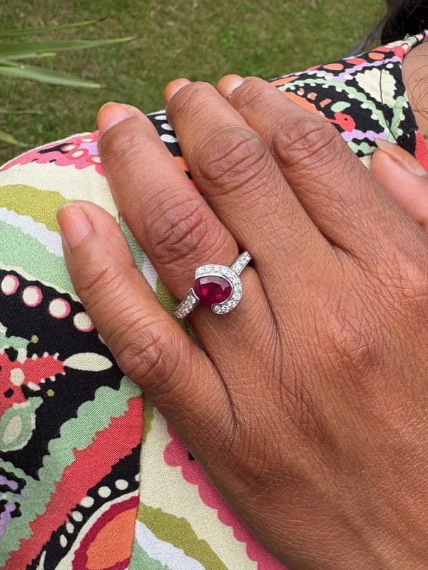 BAGUE MODERNE RUBIS ET DIAMANTS — vue 2