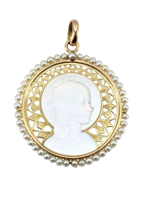 MÉDAILLE VIERGE ANCIENNE ET PERLES