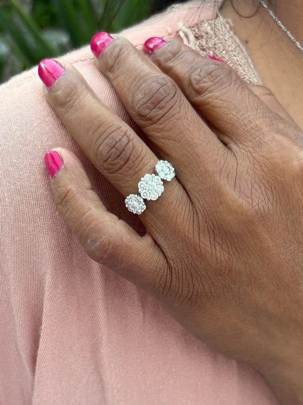 BAGUE MODERNE FLEURS DIAMANTS — vue 2