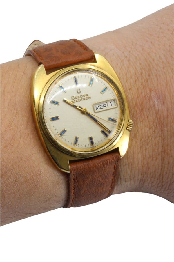 BULOVA ACCUTRON DAY-DATE — vue 2