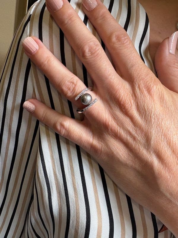 BAGUE MODERNE PERLE GRISE — vue 2