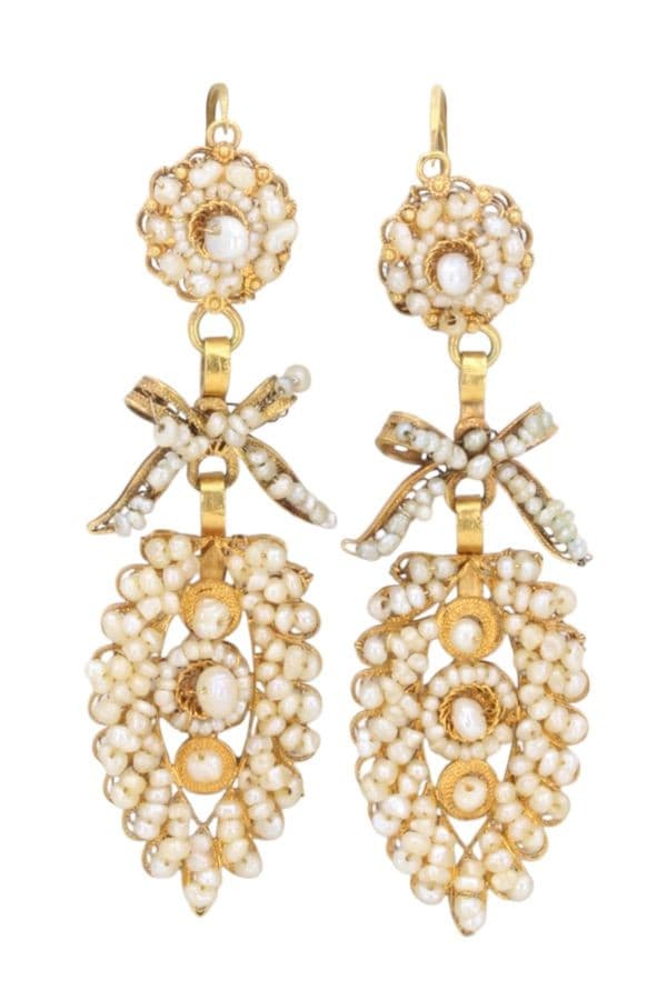 BOUCLES D'OREILLES PENDANTES ANCIENNES — vue 1