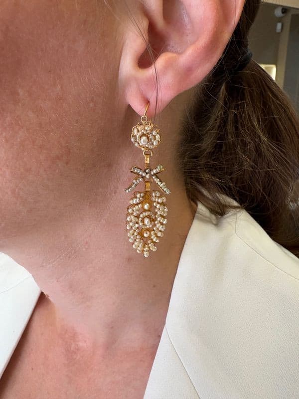 BOUCLES D'OREILLES PENDANTES ANCIENNES — vue 2