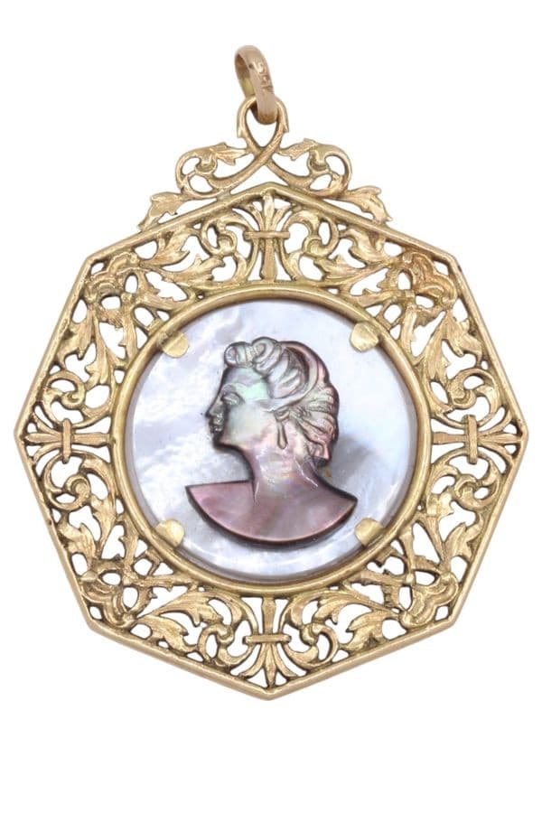 PENDENTIF CAMÉE NACRE