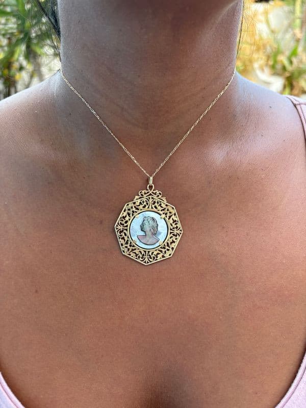 PENDENTIF CAMÉE NACRE — vue 2
