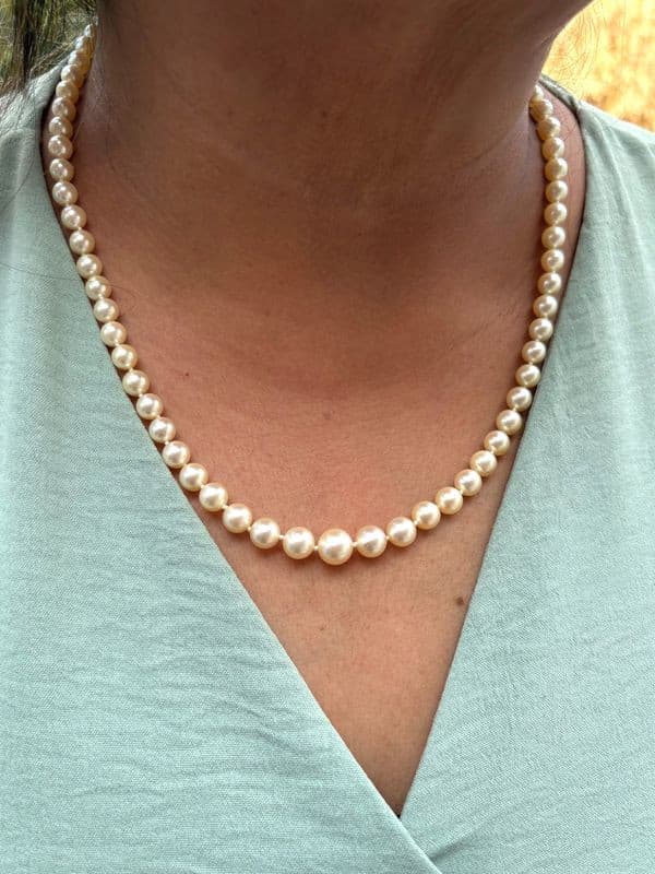 COLLIER DE PERLES EN CHUTE — vue 2