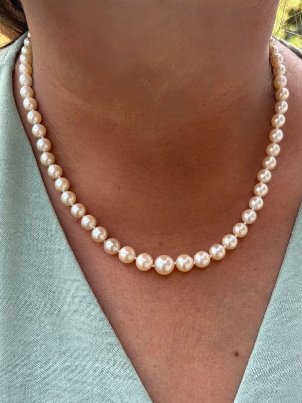 COLLIER DE PERLES EN CHUTE — vue 2