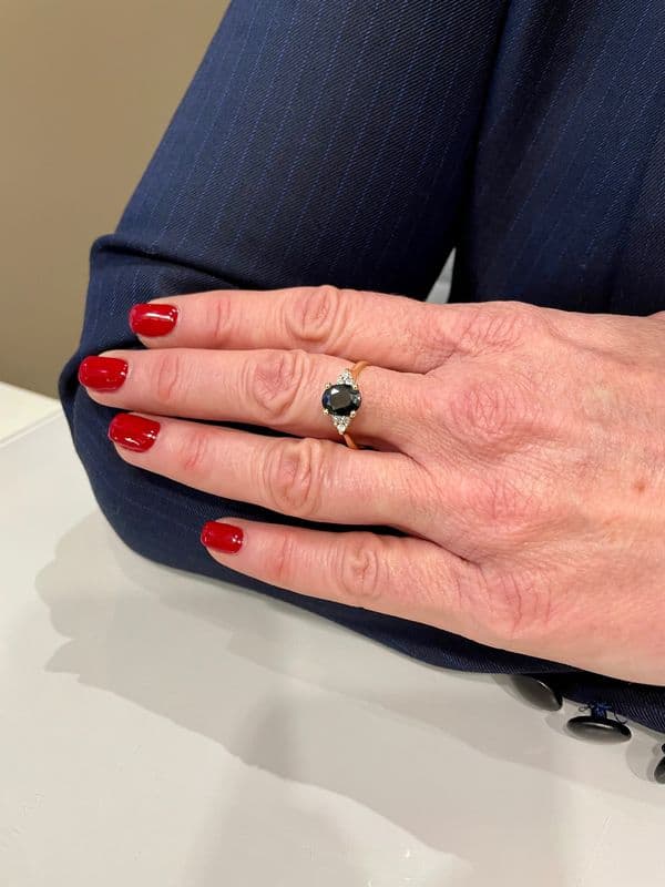 BAGUE MODERNE SAPHIR ET DIAMANTS — vue 2
