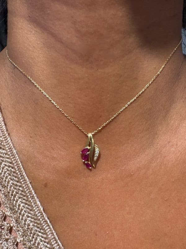 PENDENTIF MODERNE RUBIS — vue 2