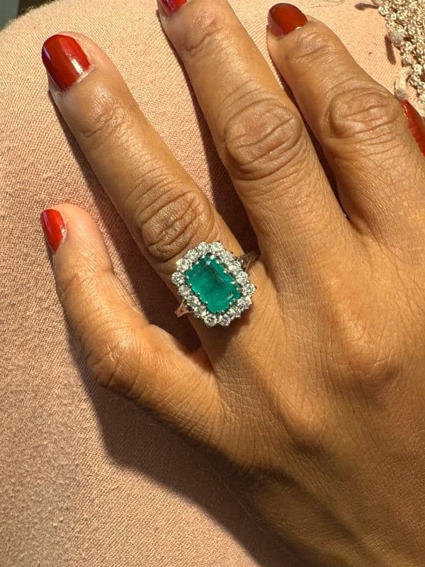 BAGUE MARQUISE ÉMERAUDE ET DIAMANTS — vue 2