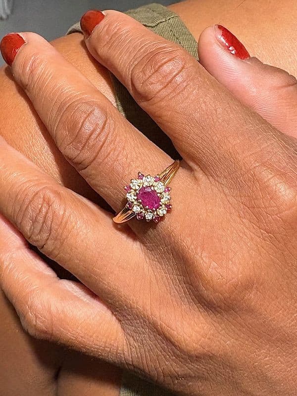 BAGUE MARGUERITE RUBIS ET DIAMANTS — vue 2
