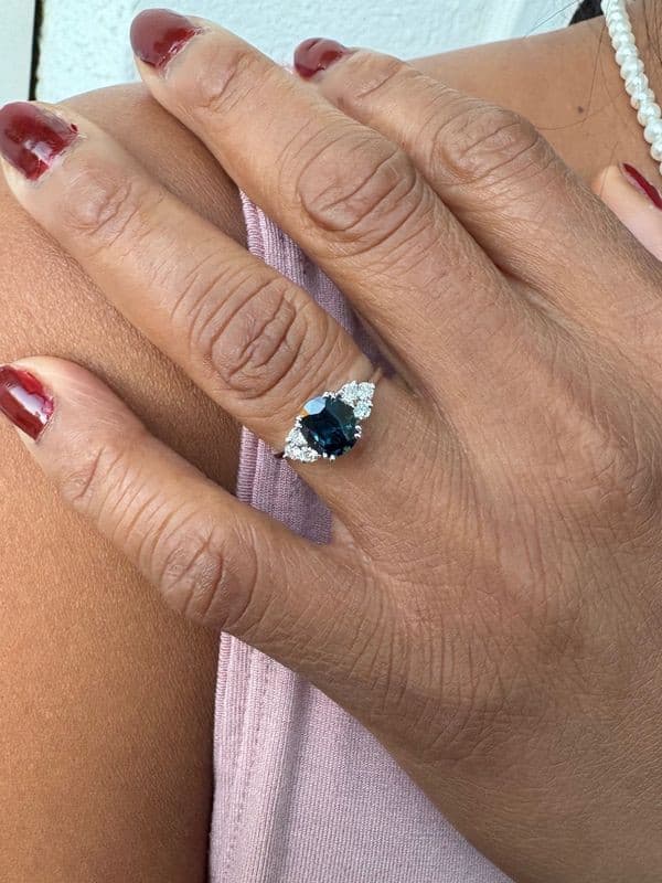 BAGUE MODERNE SAPHIR ET DIAMANTS — vue 2