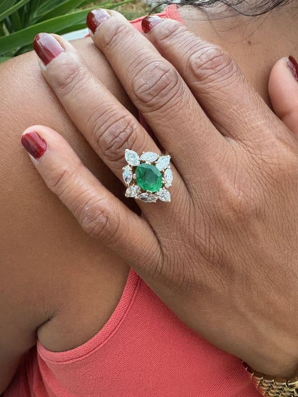 BAGUE ÉMERAUDE ET DIAMANTS — vue 2