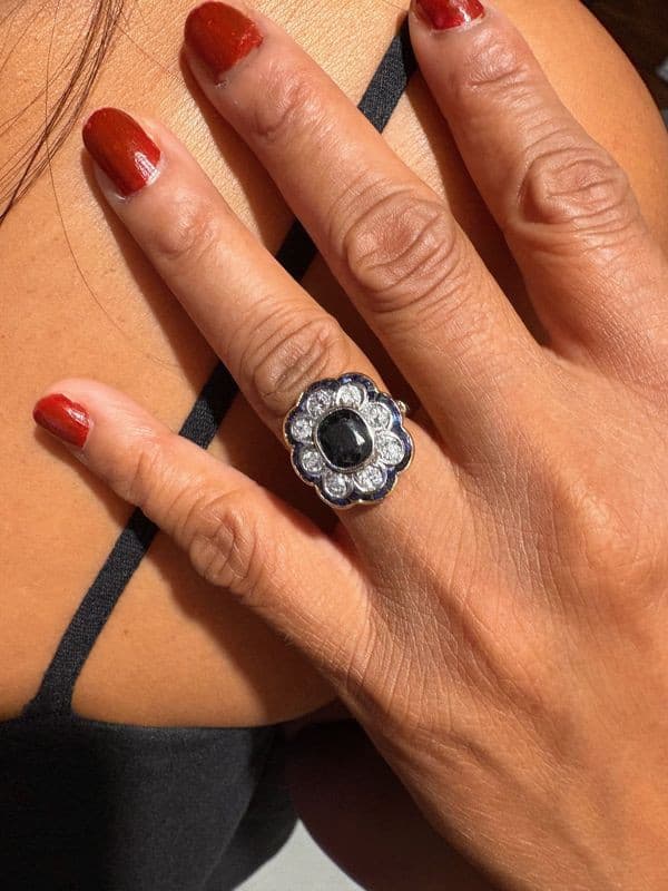 BAGUE MARGUERITE SAPHIRS ET DIAMANTS — vue 2