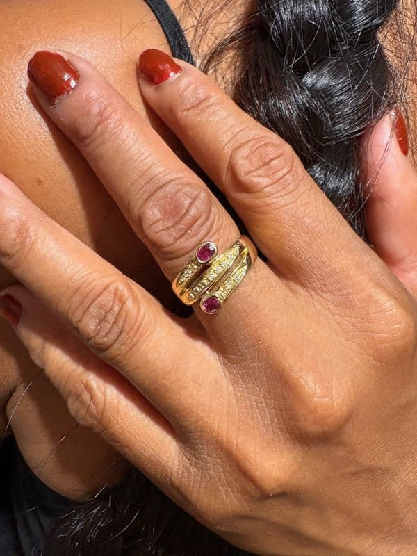 BAGUE MODERNE RUBIS ET DIAMANTS — vue 2