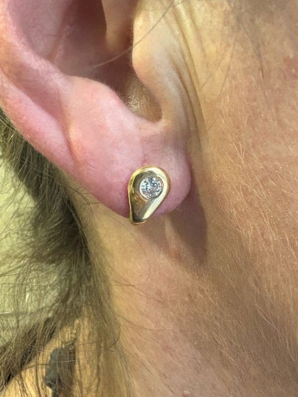 BOUCLES D'OREILLES MODERNE DIAMANTS — vue 2