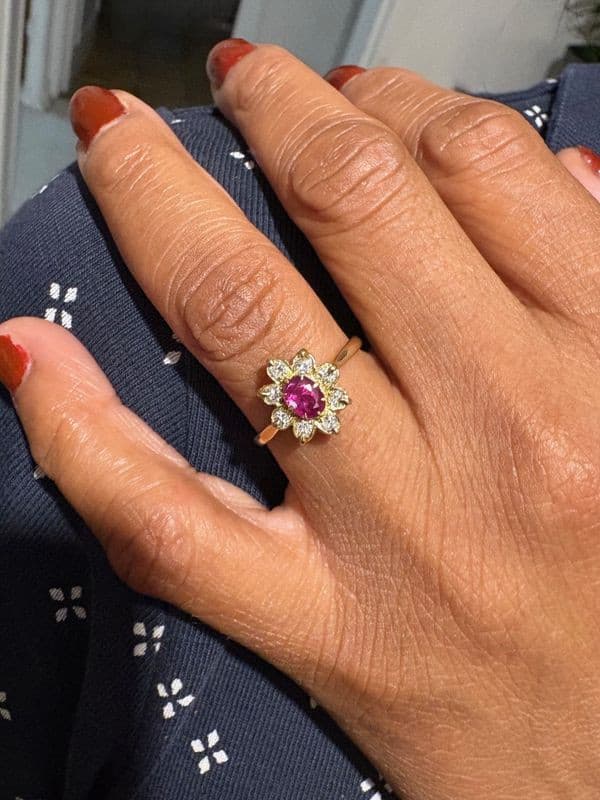 BAGUE MARGUERITE RUBIS ET DIAMANTS — vue 2