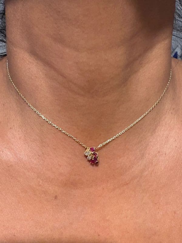 COLLIER CENTRE RUBIS ET DIAMANTS — vue 2