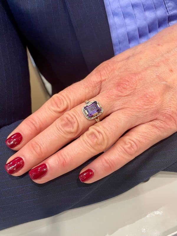 BAGUE ANCIENNE AMÉTHYSTE ET DIAMANTS — vue 2