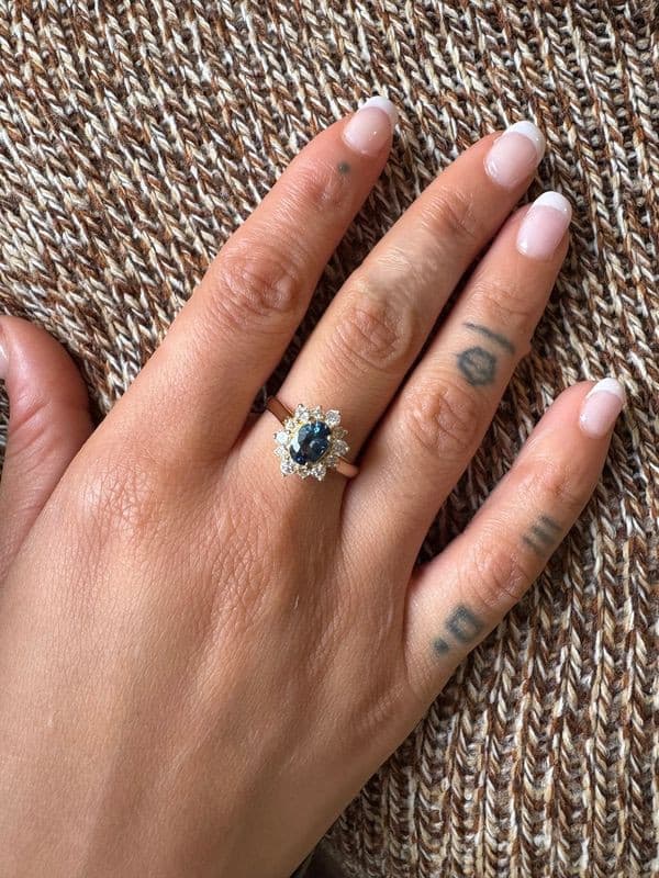 BAGUE MODERNE SAPHIR ET DIAMANTS — vue 2