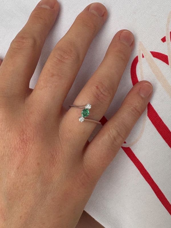 BAGUE ÉMERAUDE ET DIAMANTS — vue 2
