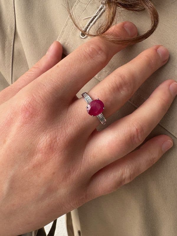 BAGUE MODERNE RUBIS ET DIAMANTS — vue 2
