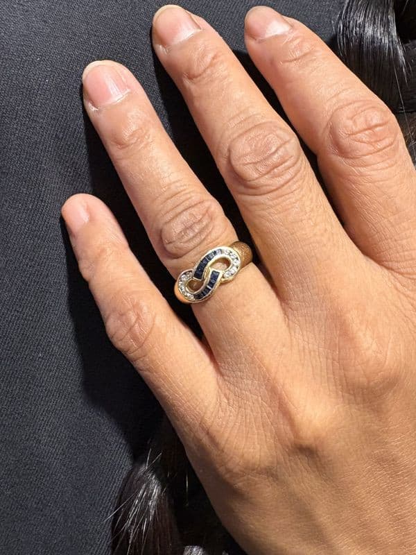 BAGUE MODERNE SAPHIRS ET DIAMANTS — vue 2