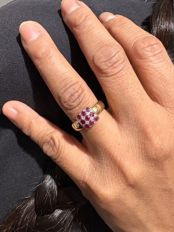 BAGUE MODERNE RUBIS ET DIAMANTS — vue 2