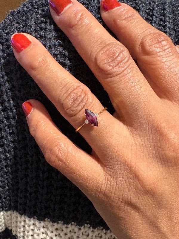 BAGUE MODERNE RUBIS ET DIAMANTS — vue 2